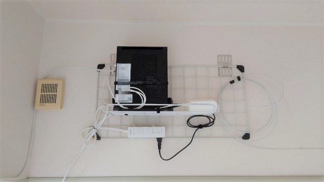 ルーターや配線　ワイヤーネットの壁面収納